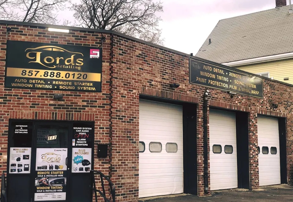 A loja da Lords Detailing na 111 Chelsea St, em Everett: tijolo vermelho, três portões e a placa dourada da Lords